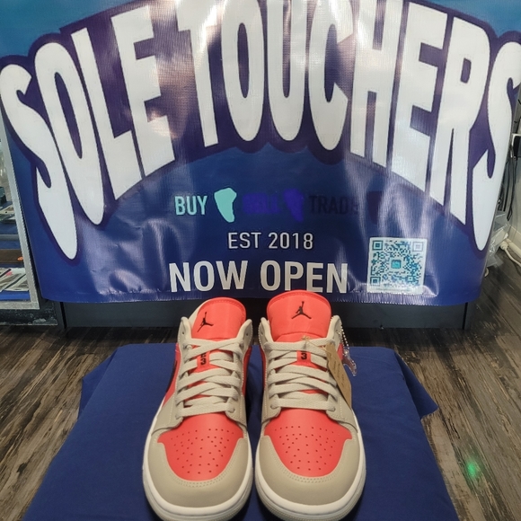 Jordan 1 Low Women - Picture 2 of 5